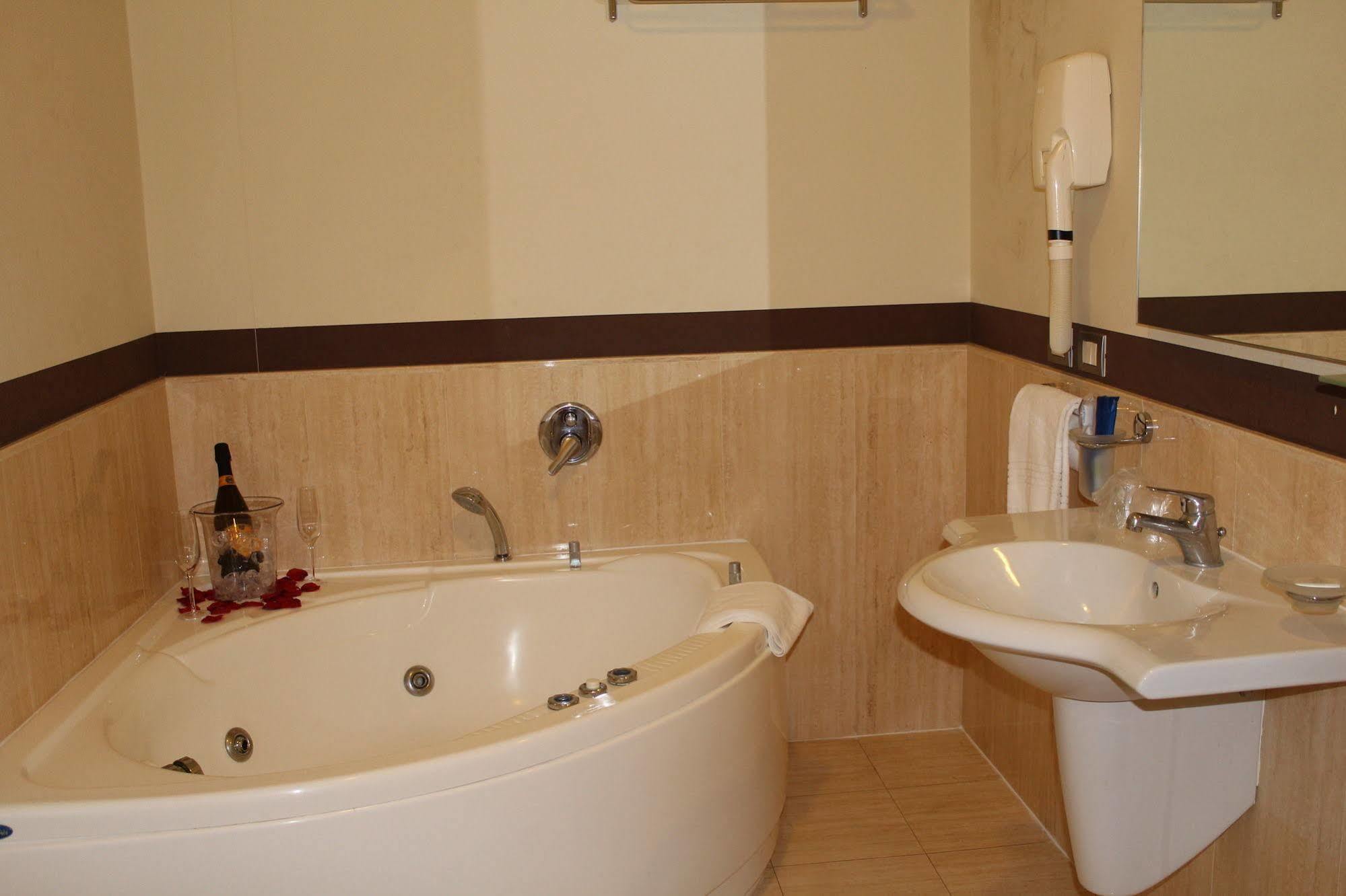 Blue Relais Garda Hotel Carpenedolo ภายนอก รูปภาพ